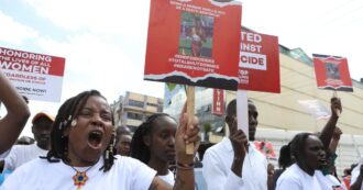 Copertina di Proteste e lacrime in Uganda ai funerali di Rebecca Cheptegei, l’atleta olimpica bruciata viva dal compagno: “Basta femminicidi” – FOTO