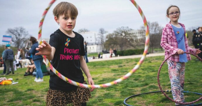 Copertina di In finale al Premio Luchetta l’inchiesta del Fatto sui bimbi trans