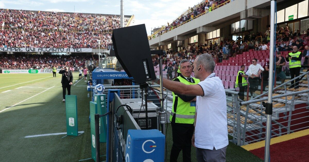 Salernitana Pisa, il Var non funziona: la disperata ricerca di due arbitri campani per cominciare il match di Serie B