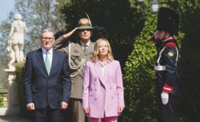 Copertina di Missili in Russia, Meloni cauta con Starmer: ora teme Salvini