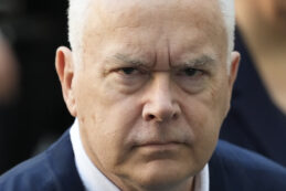 Copertina di Huw Edwards condannato a 6 mesi per pedopornografia: “Non ricordo di aver visto gli abusi sui minori per la mia salute mentale”