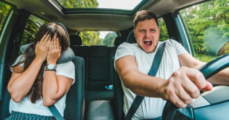 Copertina di “Uomini al volante pericolo costante: commettono tre volte più infrazioni e incidenti rispetto alle donne”: il nuovo studio ribalta lo stereotipo