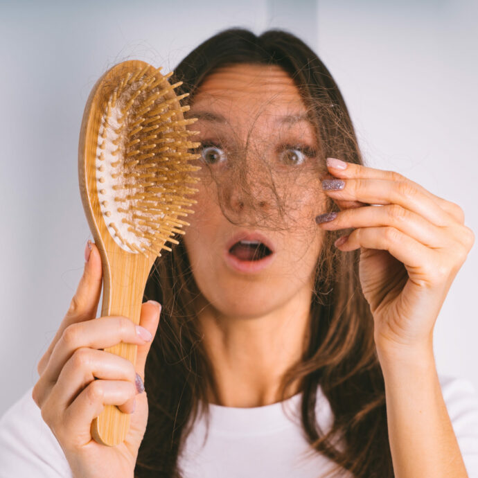 Ti cadono i capelli in autunno? Inutile evitare di lavarli, meglio fare il Wash Test: ecco di che si tratta