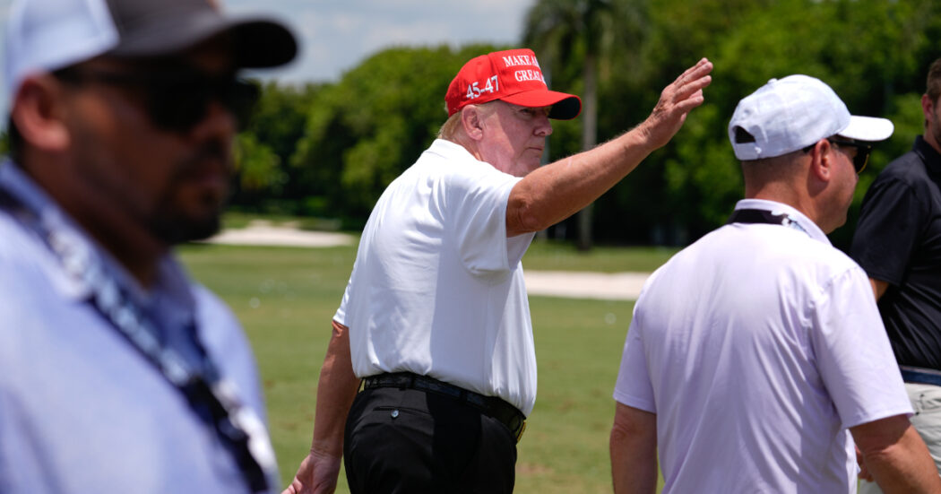 https://st.ilfattoquotidiano.it/wp-content/uploads/2024/09/16/Trump-golf-4-1050x551.jpg