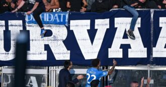 Copertina di Lancio di fumogeni e oggetti tra le curve, uno steward ferito: Cagliari-Napoli sospesa per 7 minuti. Tutto per colpa di uno striscione