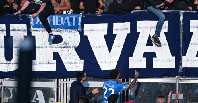 Lancio di fumogeni e oggetti tra le curve, uno steward ferito: Cagliari-Napoli sospesa per 7 minuti. Tutto per colpa di uno striscione