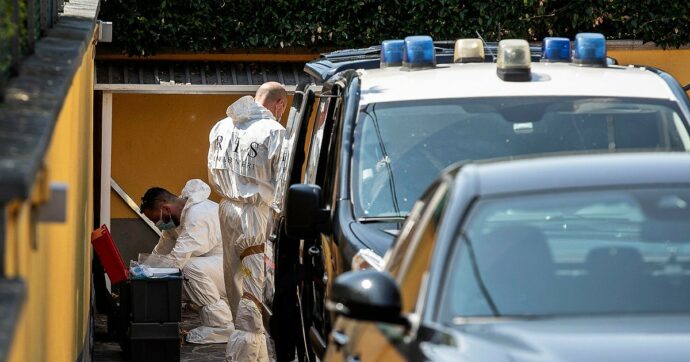 Il giardino di una villetta diventato un cimitero di bambini, indagata studentessa di 22 anni. Accertamenti sui resti del secondo corpicino