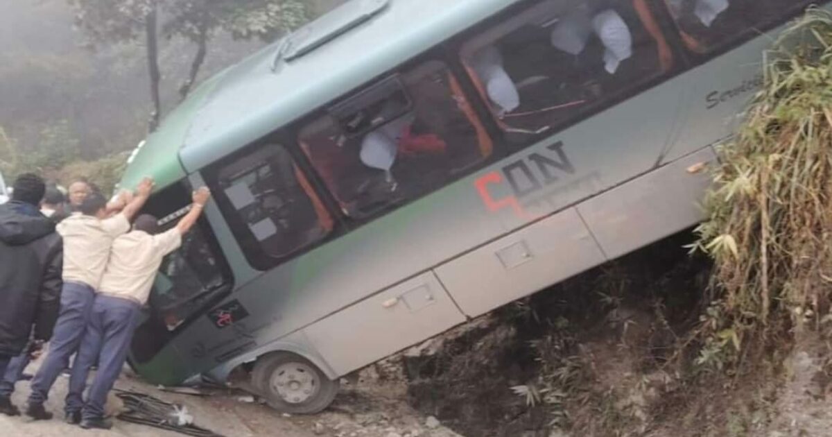 Perù, bus turistico si schianta sulla strada di Machu Picchu: 31 feriti tra cui dieci italiani. I testimoni: “C’era una fitta nebbia”