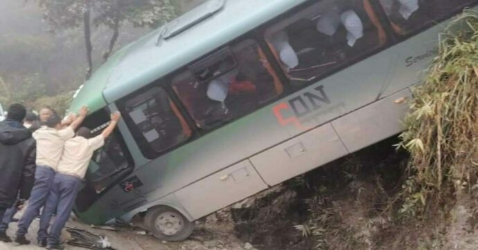 Perù, bus turistico si schianta sulla strada di Machu Picchu: sei italiani tra i feriti. I testimoni: “C’era una fitta nebbia”