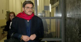 Copertina di Leonardo Caffo, il tribunale revoca il divieto di avvicinamento all’ex. I periti: “La frattura al dito della donna fu causata da una torsione”