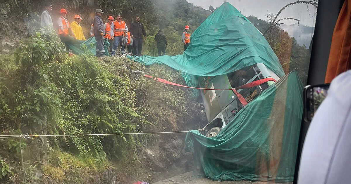 Il bus turistico schiantato sulla strada di Machu Picchu: “Tanta pioggia, poi c’è la guida degli autisti in Perù…” – La testimonianza