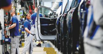 Copertina di Volkswagen pronta a tagliare fino a 15mila posti di lavoro e chiudere 3 stabilimenti. E i sindacati hanno le mani legate