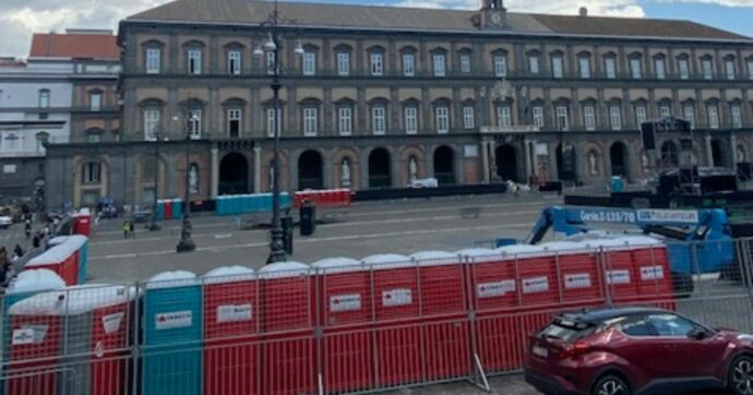 Napoli accoglie i ministri del G7 Cultura con una fila di gabinetti in piazza!