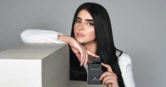 Copertina di La principessa di Dubai dopo aver mollato il marito che l’ha tradita si è lanciata nel commercio: fuori il profumo chiamato (non casualmente) “Divorce”