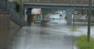 Copertina di Nubifragio a Rimini, hotel invasi dall’acqua, strade trasformate in fiumi e sottopassaggi allagati: le criticità in Romagna – Video