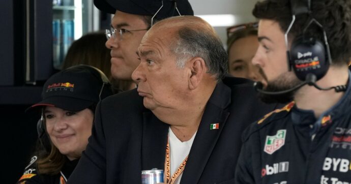 Il papà di Sergio Perez è svenuto davanti alla tv vedendo l’incidente con Sainz: “Sto facendo gli esami per capire cosa mi è successo”