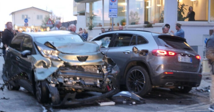 Auto travolge otto persone a Lido di Camaiore: morte due ragazze tedesche, cinque feriti. “È passata due volte col rosso a velocità folle”