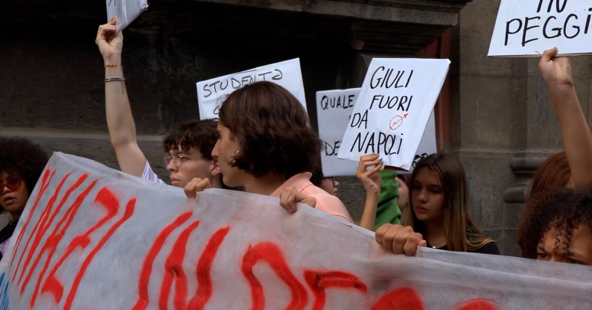 “La cultura si sposa poco con la nostalgia del fascismo”: a Napoli la protesta contro il G7 e il neoministro Giuli – Video