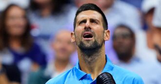 Copertina di Novak Djokovic vieta lo smartphone ai figli: “Si lamentano perché a scuola lo hanno tutti. Io gli spiego che così ci differenziamo”