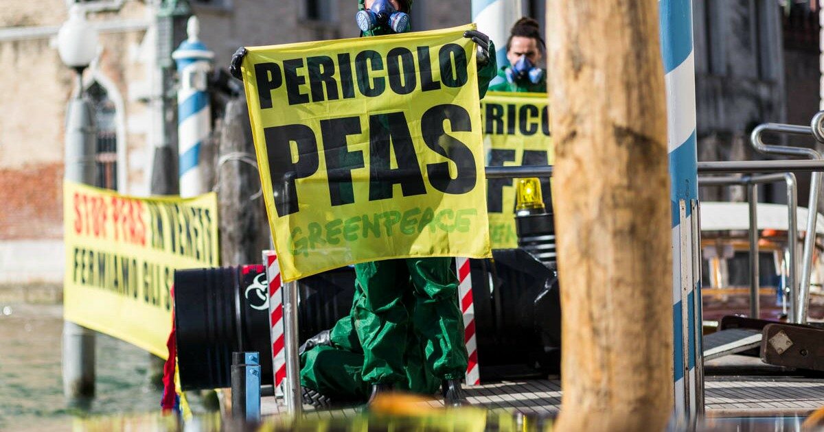 Pfas, Greenpeace fa partire la prima mappatura dei veleni in tutta l’Italia: “Analisi in 220 città, proviamo a colmare una lacuna”