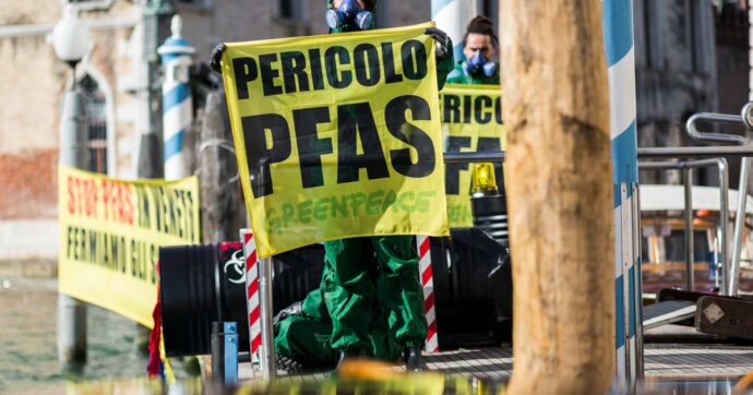 Copertina di Per Draghi i Pfas non sono sostituibili. Medici e movimenti: ‘È confuso e poco informato’. Greenpeace traccia l’Italia: analisi in 220 città
