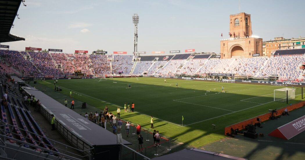 https://st.ilfattoquotidiano.it/wp-content/uploads/2024/09/18/stadio-dall-ara-bologna-1050x551.jpg