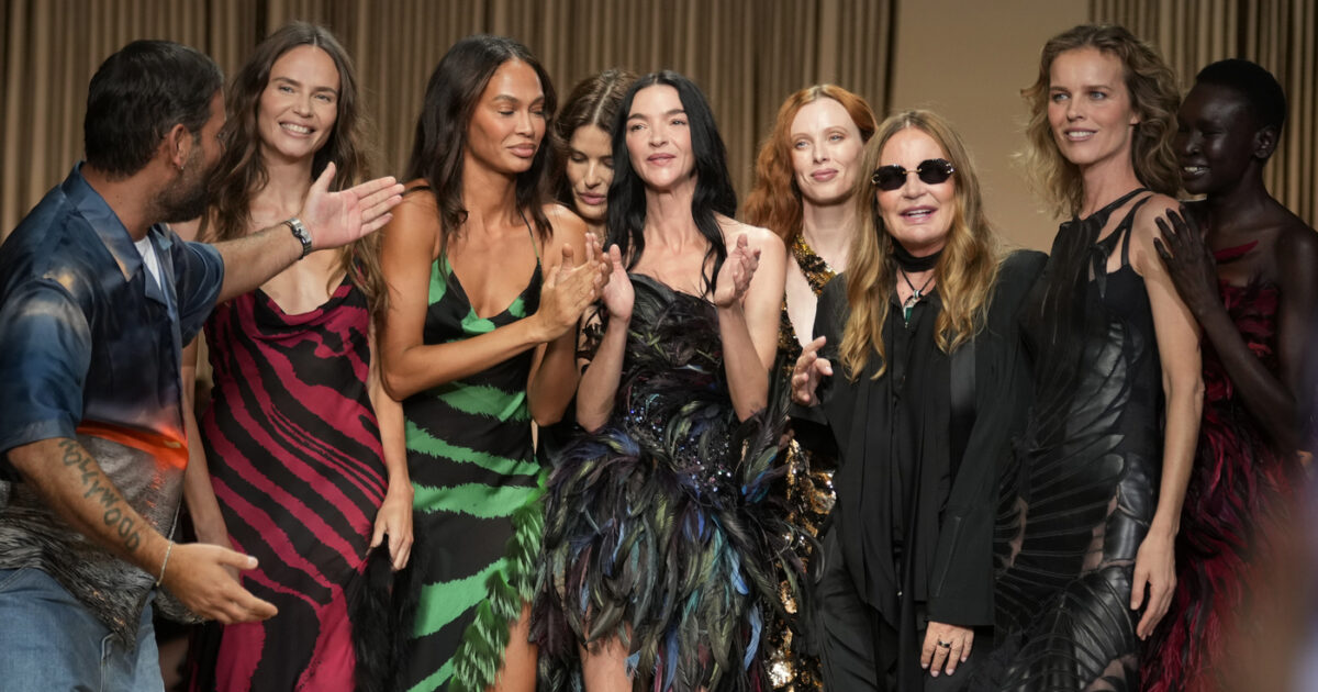 “Meritava un regalo speciale”: Naomi Campbell e Eva Herzigova e tutte le top model riunite per l’omaggio a Roberto Cavalli – FOTO