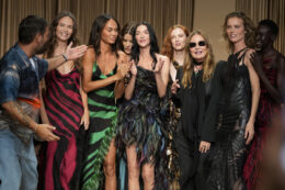 Copertina di “Meritava un regalo speciale”: Naomi Campbell, Eva Herzigova e tutte le top model riunite per l’omaggio a Roberto Cavalli – FOTO