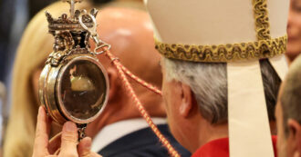 Copertina di Il miracolo di San Gennaro c’è stato, il sangue si è sciolto: le immagini della liquefazione