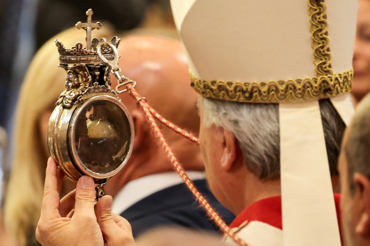 Il miracolo di San Gennaro c’è stato, il sangue si è sciolto: le immagini della liquefazione