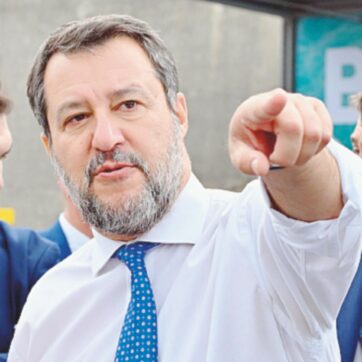Salvini tira la corda,  il governo lo segue, la democrazia muore