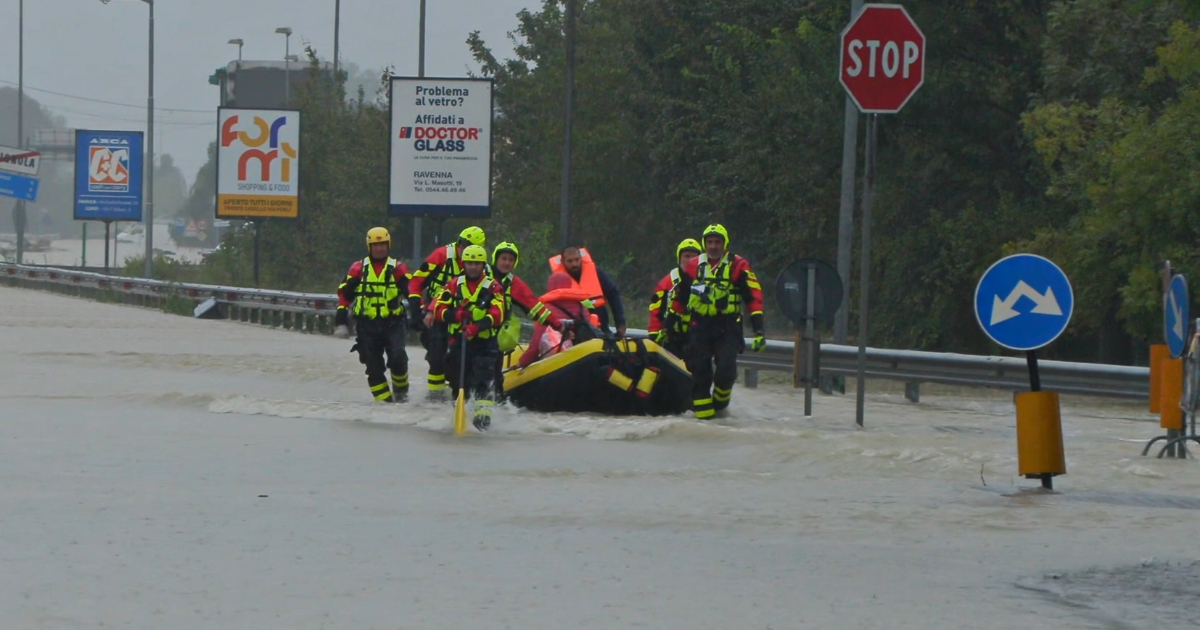 Inondazioni in Romagna, i vigili del fuoco evacuano le famiglie col gommone a Cotignola – Video