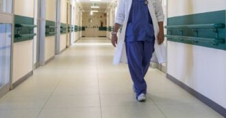 Copertina di All’Humanitas di Rozzano scioperano i medici della sanità privata: “Da 20 anni senza contratto, un insulto alla dignità”