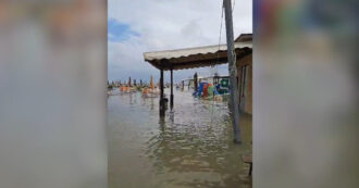 Copertina di Nubifragio a Rimini, spiagge sott’acqua e stabilimenti balneari sommersi: il risveglio sul litorale