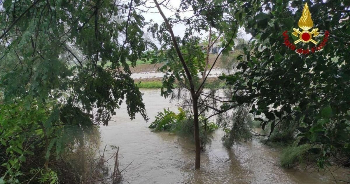 Inondazioni in Romagna, la diretta: oltre mille sfollati. Il sindaco di Forlì: “Chi abita vicino al fiume salga ai piani alti”