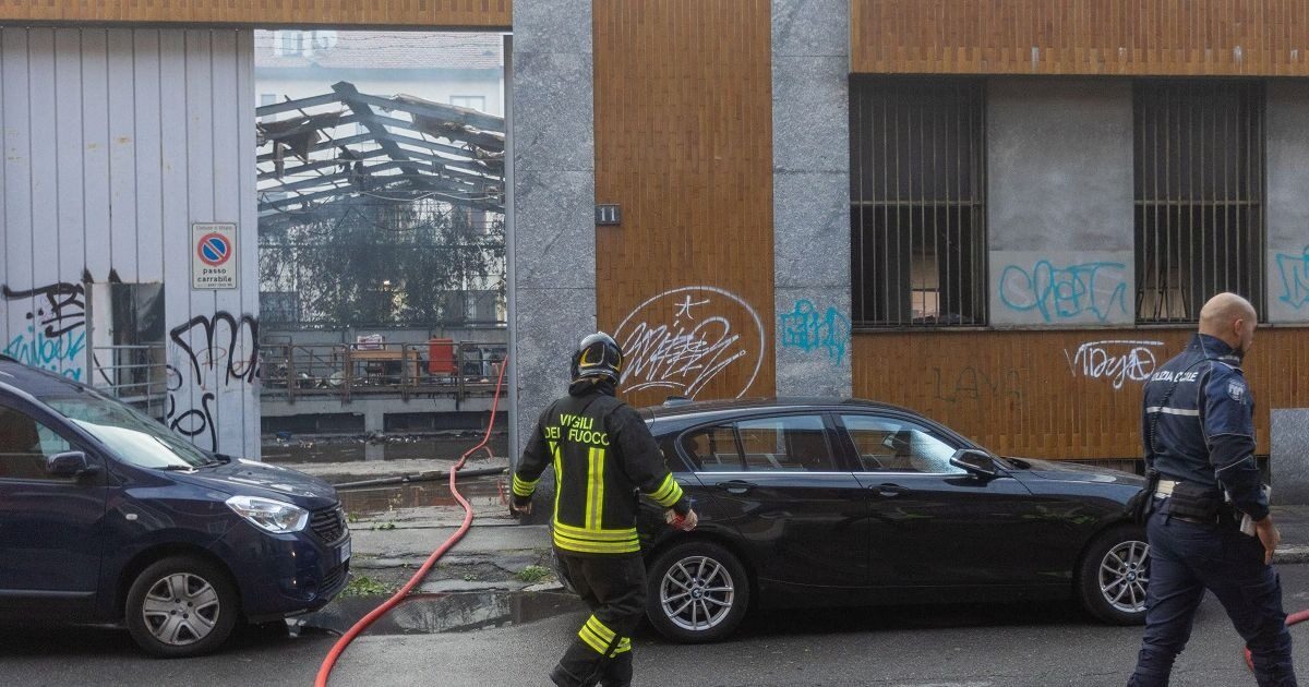 Incendio in un capannone abbandonato a Milano: “Era usato come rifugio da persone senza fissa dimora”