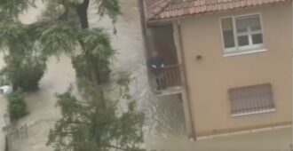 Copertina di Alluvione Emilia Romagna, le immagini di Traversara allagata girate dall’elicottero della polizia