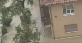 Copertina di Alluvione Emilia Romagna, le immagini di Traversara allagata girate dall’elicottero della polizia