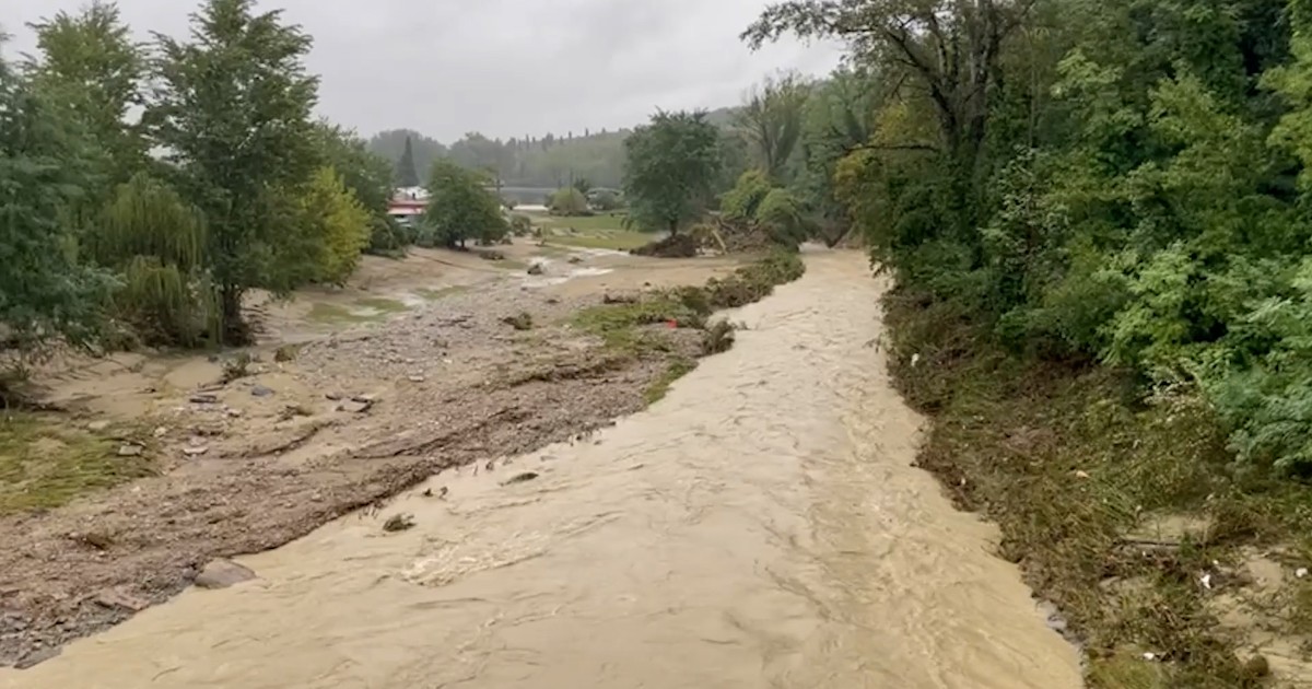 Alluvione in Romagna, a Modigliana strade ricoperte di fango dopo l’esondazione del Tramazzo – Video