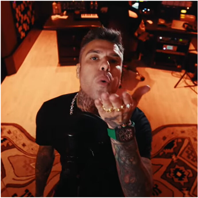 “Scrivevi a mia moglie mentre mi abbracciavi, Red Bull ti ha messo le ali, io ti ho messo una Boem su per il cu*o”: Fedez risponde a Tony Effe