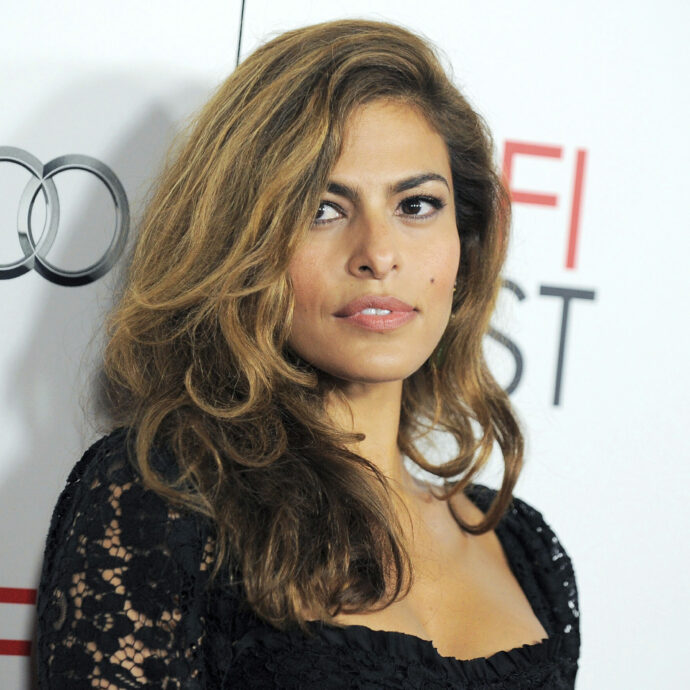 “Mi sono sentita persa come madre, quando le mie figlie non hanno avuto più bisogno di me. Con loro parlo di tutto”: la rivelazione di Eva Mendes