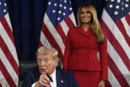 Copertina di “Le mie foto nuda? Orgogliosa di averle fatte”: lo sfogo di Melania Trump