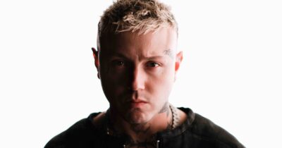 Copertina di Lazza contro le richieste di omaggi per il concerto a San Siro: "Non fate i grattoni. Quelli che hanno comprato il biglietto hanno sulla fronte scritto stupido"