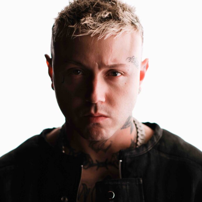 “Dai, non fate i grattoni. Mio zio paga, mia suocera paga e quelli che hanno comprato il biglietto hanno sulla fronte scritto stupido”: Lazza contro gli omaggi