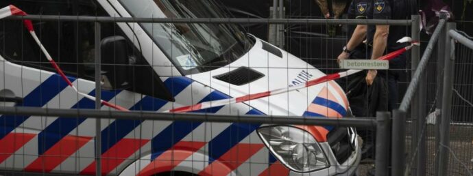 Grida “Allah Akbar” e accoltella le persone: un morto e un ferito a Rotterdam. Strage evitata da un istruttore