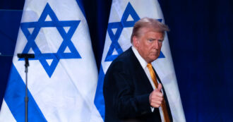 Copertina di Trump alla comunità ebraica: “Ripristinerò il travel ban e vieterò l’ingresso dei rifugiati di Gaza. Se perdo, Israele sparirà entro 2 anni”