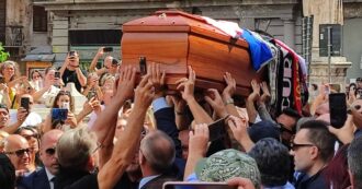 Copertina di Funerali di Totò Schillaci, cattedrale di Palermo gremita. Il corteo per le strade del Cep, poi la folla accompagna il feretro – FOTO