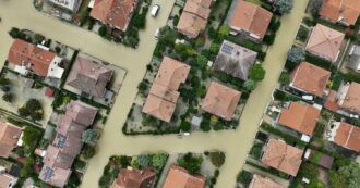 Copertina di Alluvione Emilia Romagna, il drone in volo sulle strade di Lugo inondate: le immagini