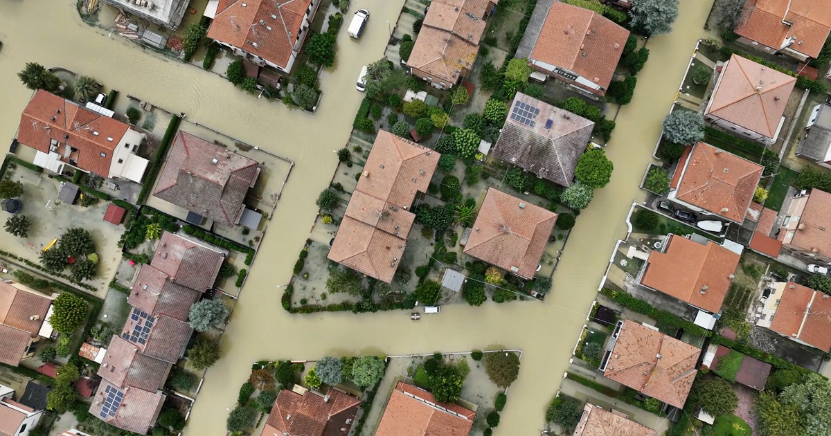 Alluvione Emilia Romagna, il drone in volo sulle strade di Lugo inondate: le immagini