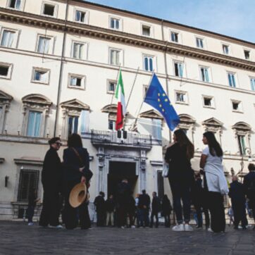 Copertina di Mezzo governo non pubblica i redditi di casa